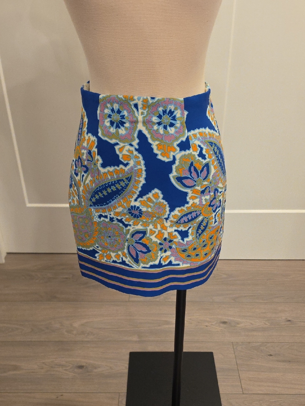 Zara women’s Royal Blue Paisley Mini Skirt with Orange & Pink Accents size M